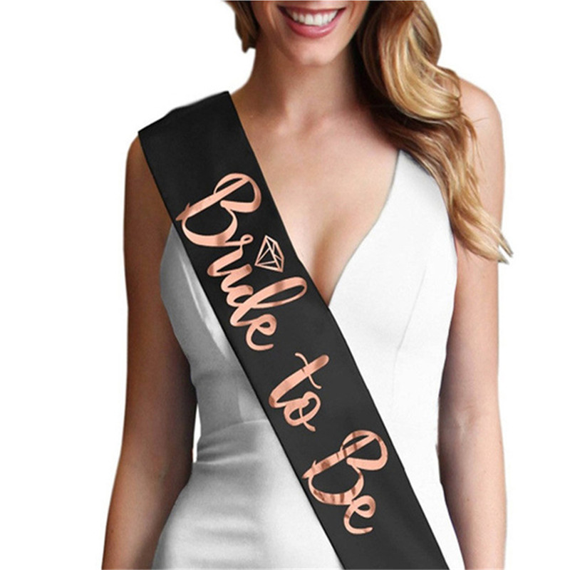 Bride Tribe Sash - 1個入り 花嫁候補またはママ候補用サテンサッシュ バチェロレッテパーティー、ヘンパーティー、ウェディングパーティー、ブライダルシャワーの装飾用品